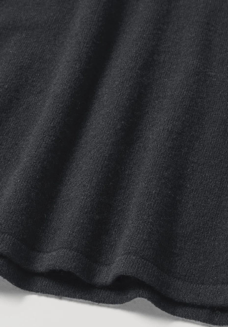 hessnatur Strick Kleid Regular aus Bio-Merinowolle mit Cashmere von schwarz