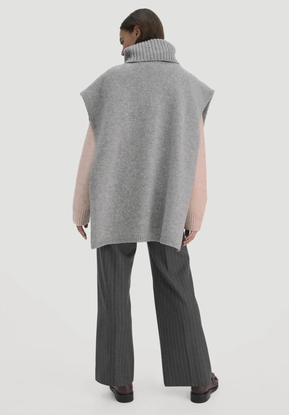 hessnatur Strick Poncho Pullover Oversize BETTER RECYCLING aus reiner Bio-Merinowolle von hellgrau Hot