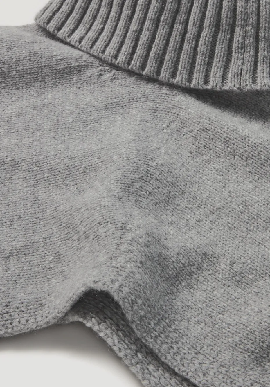 hessnatur Strick Poncho Pullover Oversize BETTER RECYCLING aus reiner Bio-Merinowolle von hellgrau Hot