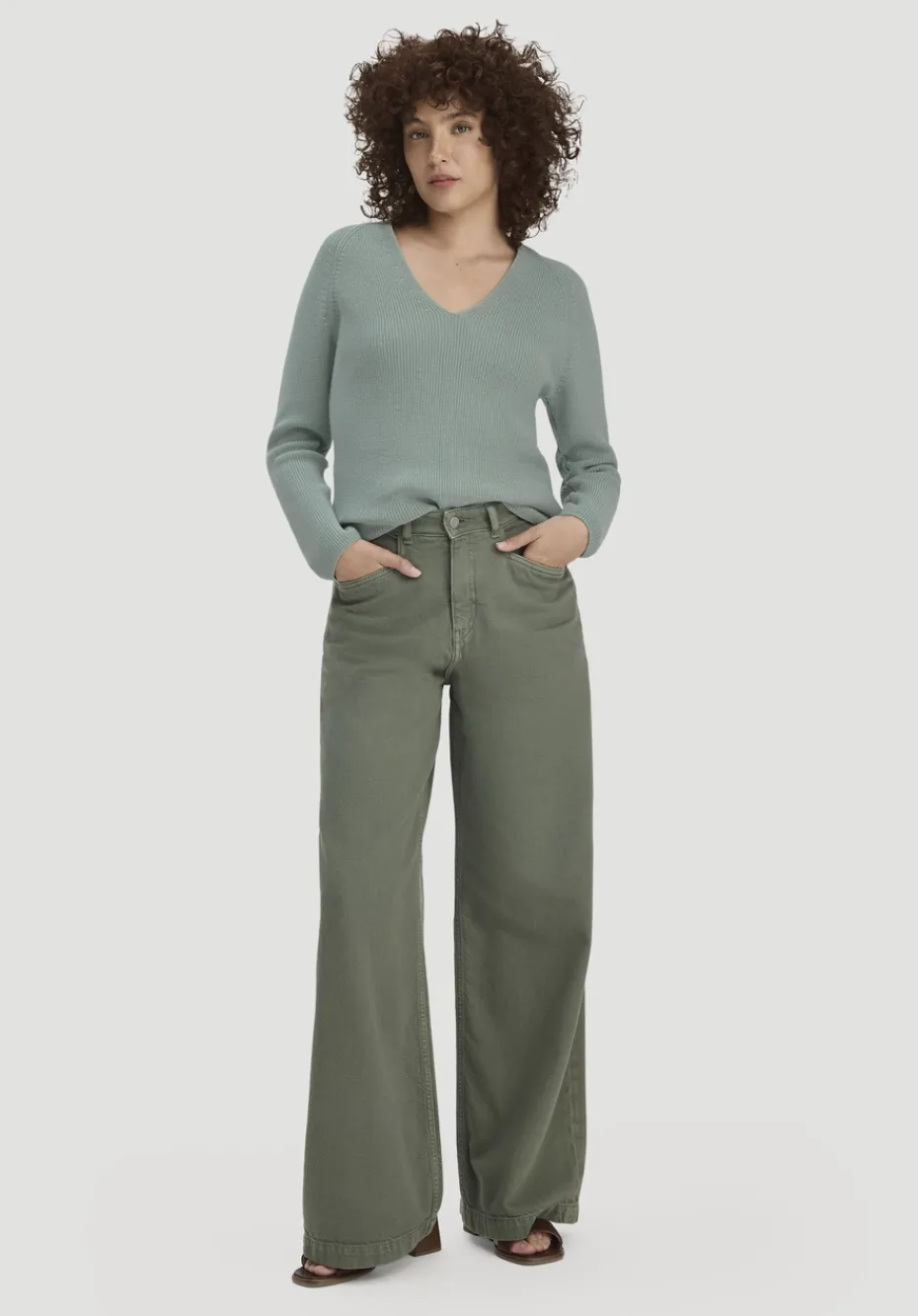 hessnatur Strick Pullover Regular aus reiner Bio-Baumwolle von mattgrün Hot