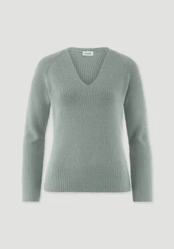 hessnatur Strick Pullover Regular aus reiner Bio-Baumwolle von mattgrün Hot