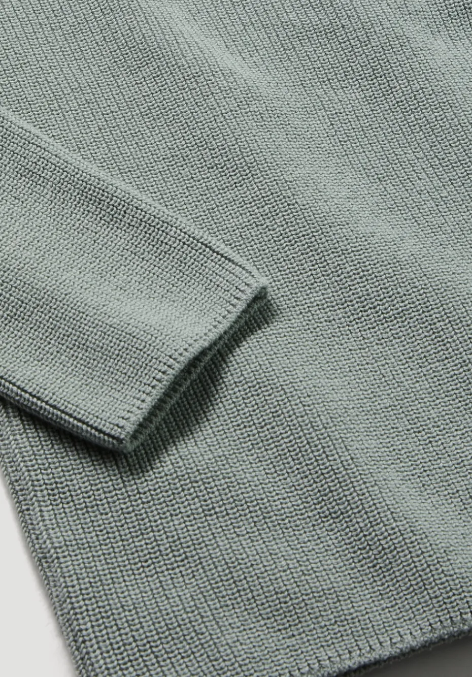 hessnatur Strick Pullover Regular aus reiner Bio-Baumwolle von mattgrün Hot