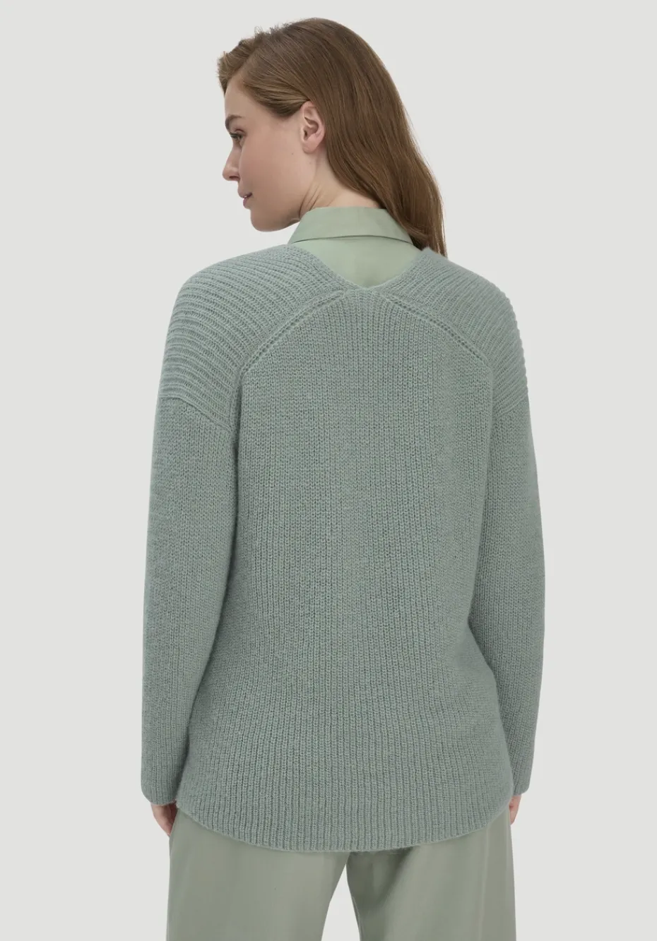 hessnatur Strick Pullover Relaxed aus reinem Alpaka von mattgrün