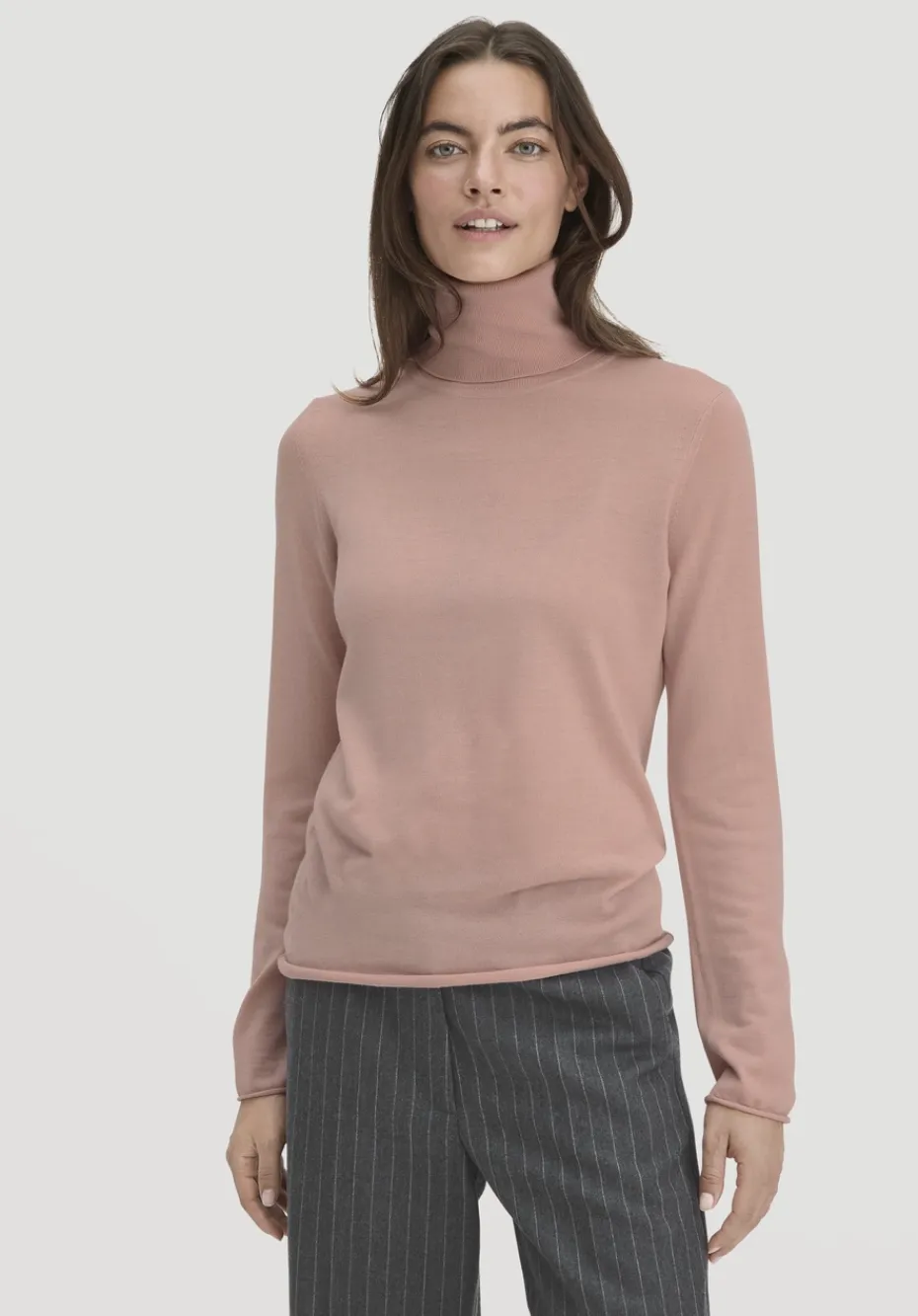hessnatur Strick Rollkragen Pullover Slim aus reiner Bio-Merinowolle von rosé New