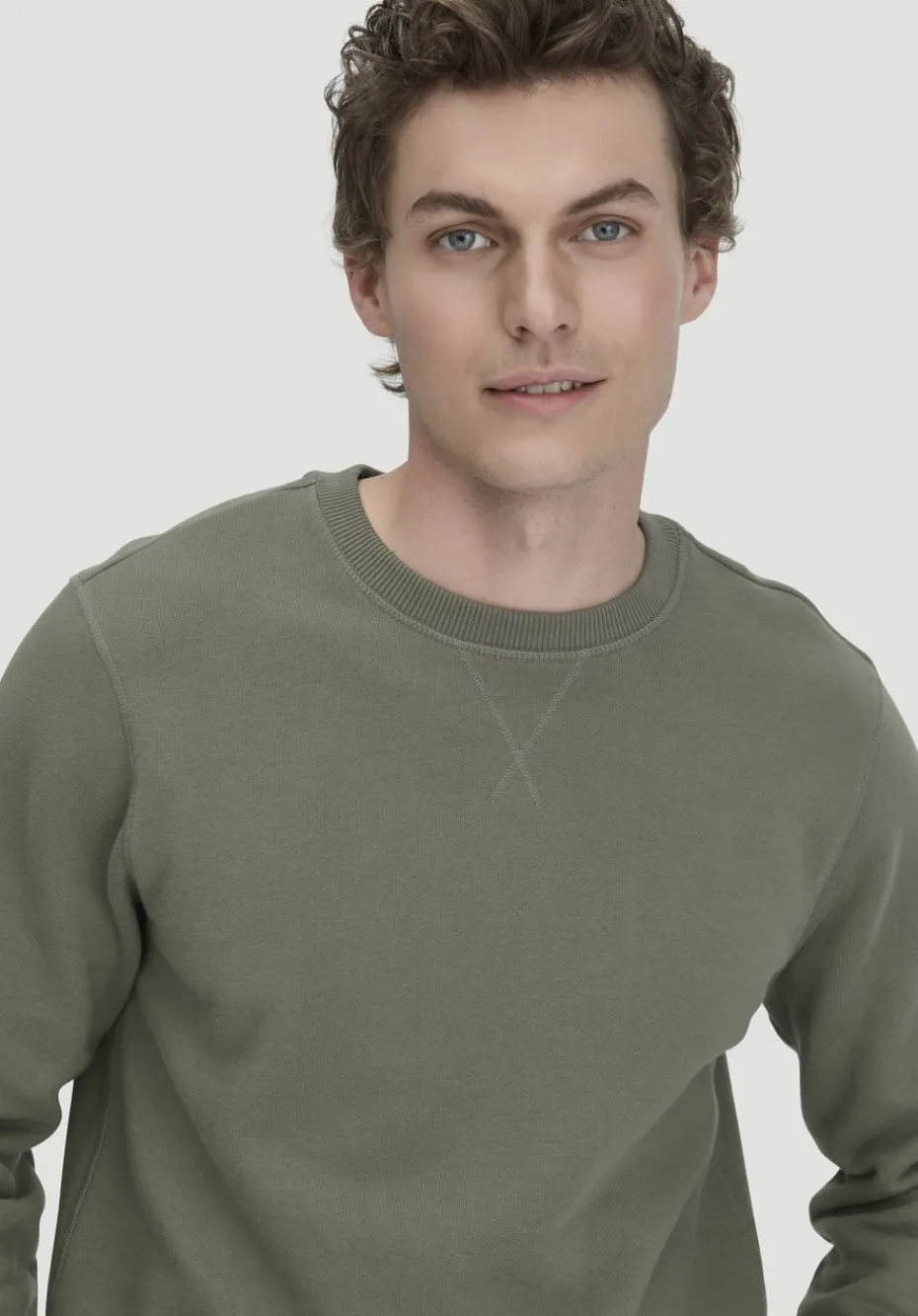 hessnatur Sweatshirt Regular aus reiner Bio-Baumwolle von oliv Outlet