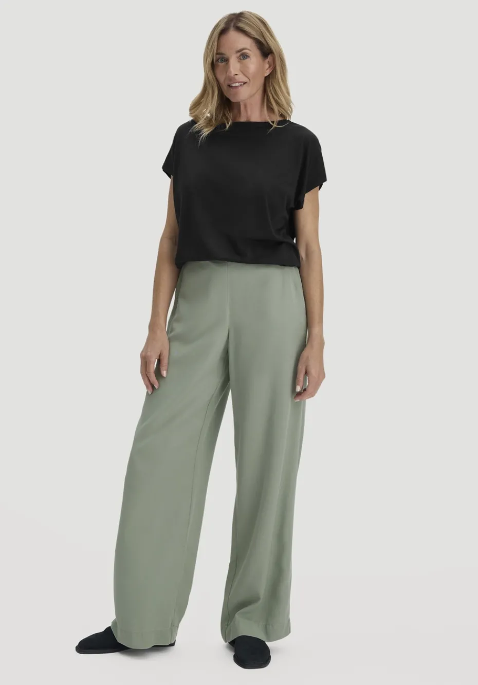 hessnatur T-Shirt Oversize aus TENCEL™ Lyocell mit Bio-Baumwolle von schwarz Sale