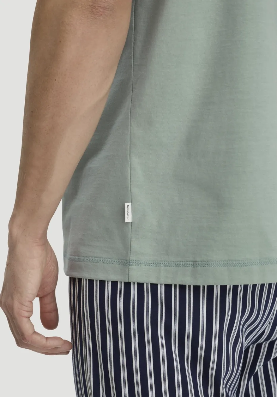 hessnatur T-Shirt PURE COTTON aus reiner Bio-Baumwolle von mattgrün Sale