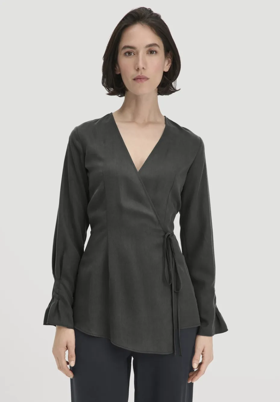 hessnatur Wickelbluse Regular aus TENCEL™ Lyocell von tannengrün Online