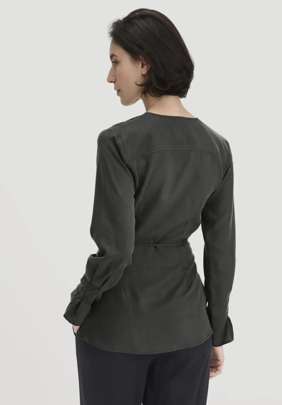 hessnatur Wickelbluse Regular aus TENCEL™ Lyocell von tannengrün Online